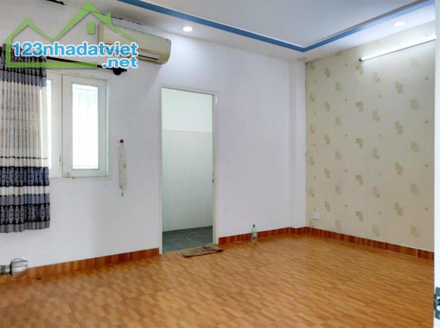 NHÀ ĐẸP - GIÁP CHỢ PHẠM VĂN BẠCH & QUANG TRUNG - HXH - DT 66M² - 3 TẦNG LẦU CHỈ 6.X TỶ - 5