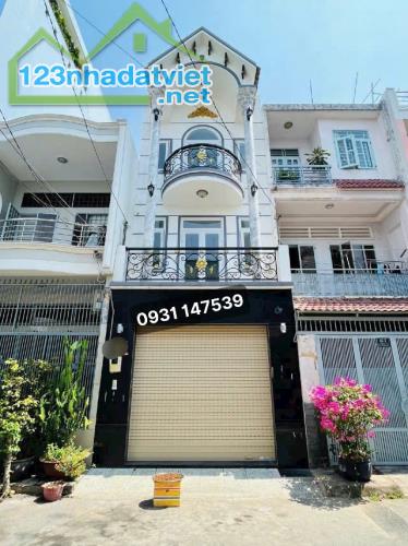 CHÍNH CHỦ BÁN GẤP NHÀ  MẶT TIỀN 2 LẦU GIÁ 1TỶ270TRIỆU - NGAY SAU LƯNG CHỢ BÌNH CHÁNH ĐANG