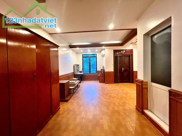 Bán nhà 4 tầng 121m2 mặt đường Đông An, P Thành Tô, Hải An sân cổng riêng - 2