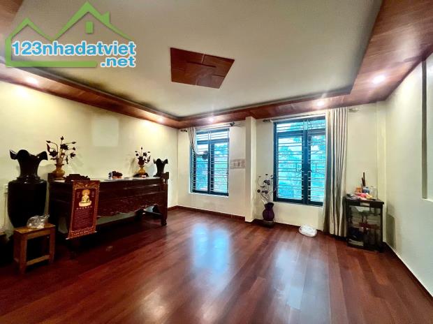 Bán nhà 4 tầng 121m2 mặt đường Đông An, P Thành Tô, Hải An sân cổng riêng