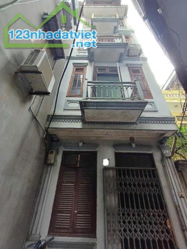 Cho thuê nhà nguyên căn ngõ 79, 8/3 Hai Bà Trưng, 5 tầng x 20m2, 2 ngủ, 8 Triệu