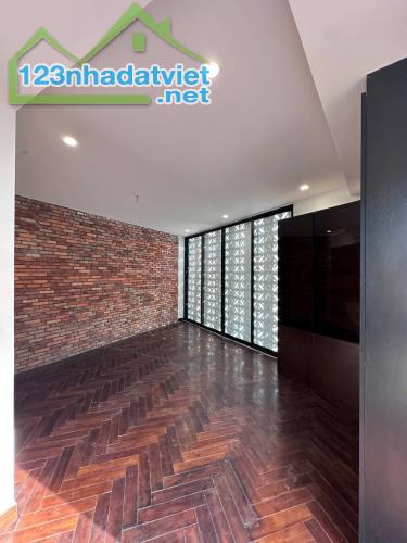 Bán Nhà mới Nguyễn Văn Cừ  48m, MT khủng 13M,lô góc 3 thoáng,vỉa hè , giá 14 tỷ CTL - 2