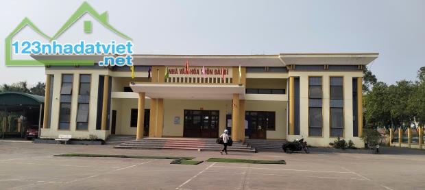 Đài Bi Uy Nỗ, ô tô đỗ cửa, xung quanh  rất nhiều quán bia