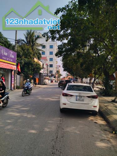 Đài Bi Uy Nỗ, ô tô đỗ cửa, xung quanh  rất nhiều quán bia - 1