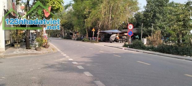Đài Bi Uy Nỗ, ô tô đỗ cửa, xung quanh  rất nhiều quán bia - 2