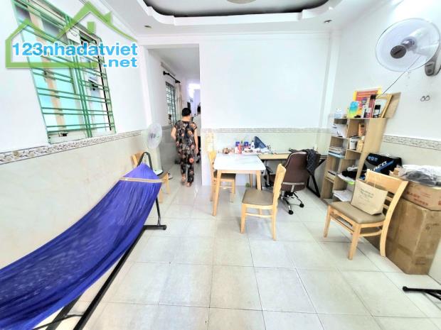 KẸT TIỀN BÁN GẤP – NHÀ LÔ GÓC 2 MẶT TIỀN, DIỆN TÍCH KHỦNG 44M², NGANG GẦN 4M – GIÁ CHỈ 6