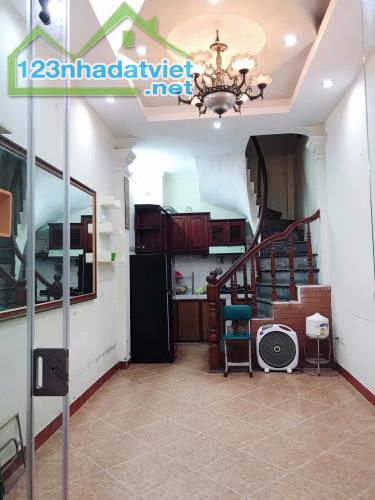 Cho thuê nhà ngõ 663 Trương Định, 3.5 tầng, 2 ngủ, 7 Triệu