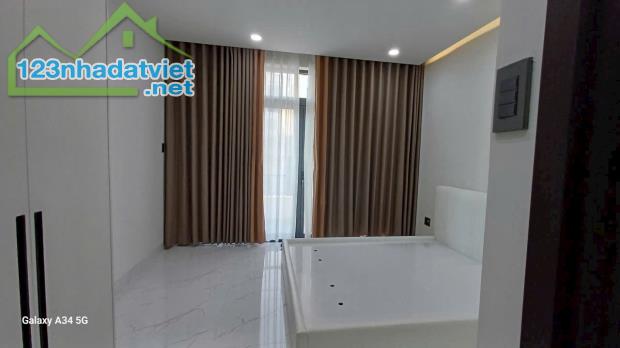 Nhà / đường số 8, Bình Hưng Hòa dt 72m2 2 lầu 5pn 5wc có thang máy giá 8,2 tỷ