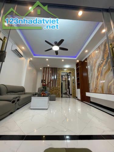 TRUNG TÂM GẦU GIẤY - 2 THOÁNG - Ô TÔ ĐỖ CỬA - THANG MÁY NHẬP - NHÀ ĐẸP MỚI XÂY - CHỈ NHỈNH - 1