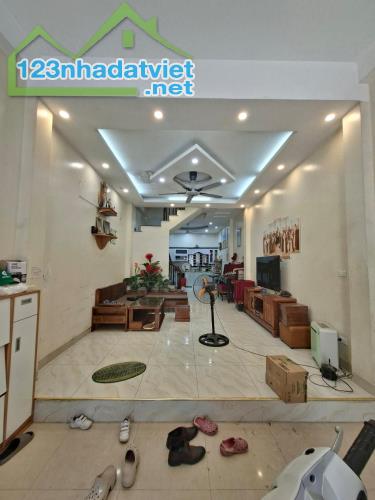 Bán nhà Quang Tiến 60m 4 tầng 11.X tỷ ô tô 7 chỗ  kinh doanh