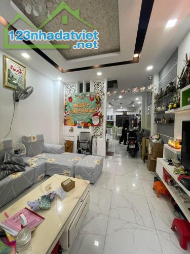 Chính Chủ - Đã Hoàn Công - DT 75M2 Dài 19M , 4 Tầng Đúc Với 4PN,4WC( Nở Hậu ) Hoàng Hoa Th