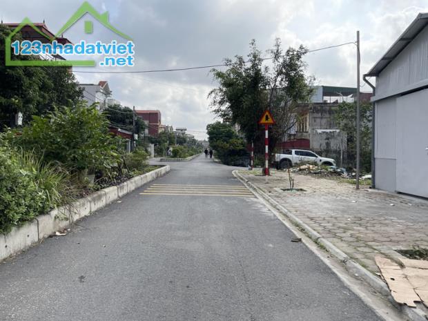 Bán gấp 90m2 lô đất đấu giá Làng Cam - Vị trí đắc địa, đường rộng, ngay chợ & nhà văn hóa
