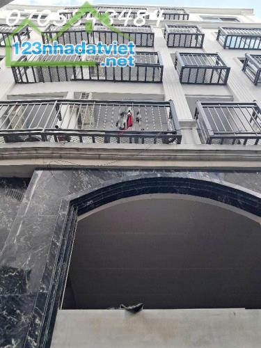 Tòa căn hộ dòng tiền ,thông ngõ 93 Hoàng Văn Thái 7 tầng 81m², mặt tiền 9m, giá chào 20