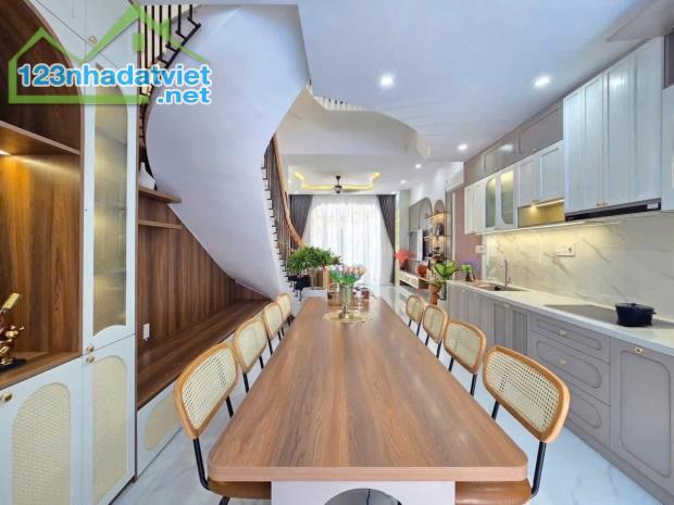 Nhà 4 tầng kiệt oto Châu Thị Vĩnh Tế . Diện tích : 87m5 .  Dòng tiền 50tr/tháng