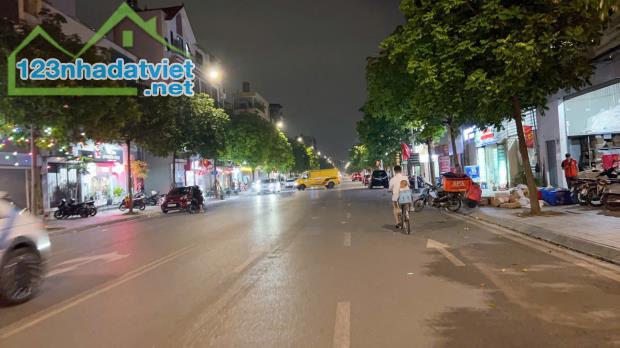 CẦN BÁN MẢNH ĐẤT VÀNG, THÔNG SỐ ĐẸP NGỌC THỤY 55M, MT 6.2M, LÔ GÓC, NỞ HẬU, Ô TÔ VÀO ĐẤT.