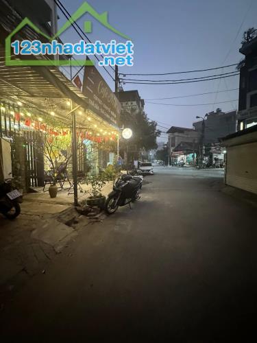 Cho thuê mặt bằng kinh doanh Nguyễn Chánh, 45m2, vỉa hè rộng làm spa, cafe, salon tóc