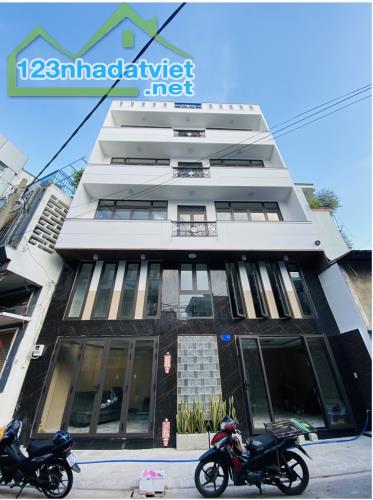 Kế Q10, đối diện với Đ. Bắc Hải qua Lý Thường Kiệt. To, cao, bề thế, 6 tầng, MT đường, 10m