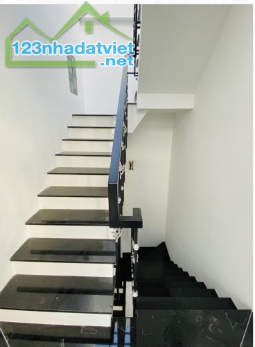 Kế Q10, đối diện với Đ. Bắc Hải qua Lý Thường Kiệt. To, cao, bề thế, 6 tầng, MT đường, 10m - 1