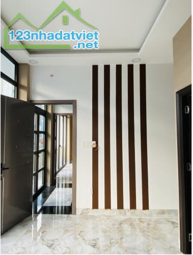 Kế Q10, đối diện với Đ. Bắc Hải qua Lý Thường Kiệt. To, cao, bề thế, 6 tầng, MT đường, 10m - 2