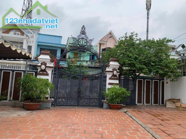 Bán nhà mặt tiền đường 179, P. Tân Phú, Q.9. Diện tích: 19x47.5m. Giá chỉ 40 tỷ.