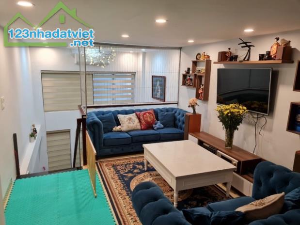 Bán nhà Thạch Bàn Long Biên, diện tích 36 X 5T, sát mặt phố Cổ Linh, ô tô tránh gần 5 tỷ
