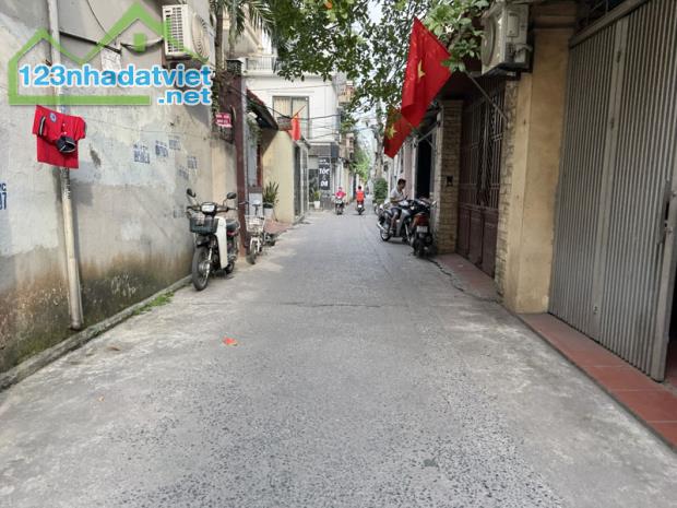 Bán nhà 3 mặt thoáng DT: 47,6m2, 3 tầng cũ tại Vũ Xuân Thiều, Sài Đồng. Đường thông xe