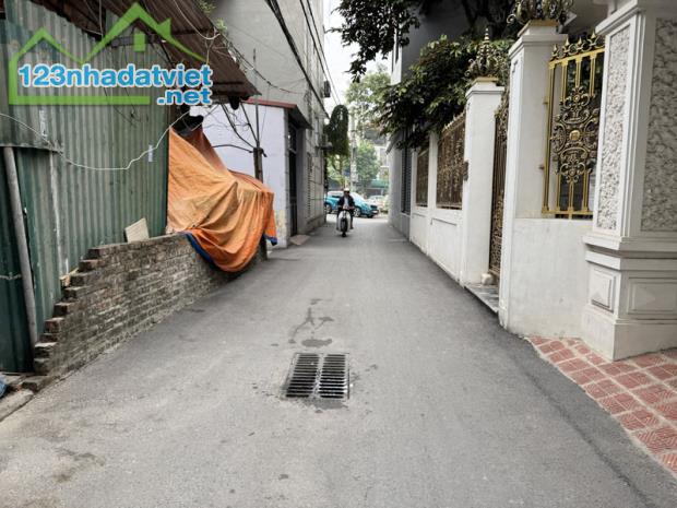 Bán nhà 3 mặt thoáng DT: 47,6m2, 3 tầng cũ tại Vũ Xuân Thiều, Sài Đồng. Đường thông xe - 1