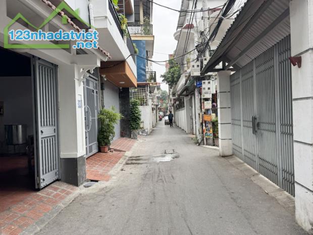Bán nhà 3 mặt thoáng DT: 47,6m2, 3 tầng cũ tại Vũ Xuân Thiều, Sài Đồng. Đường thông xe - 2