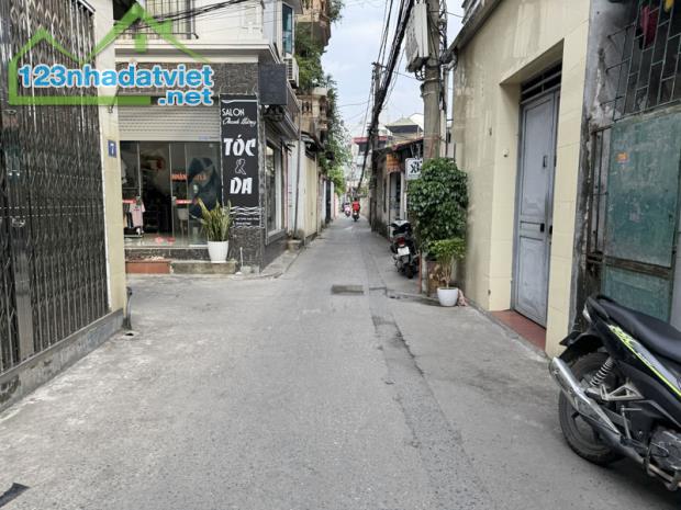 Bán nhà 3 mặt thoáng DT: 47,6m2, 3 tầng cũ tại Vũ Xuân Thiều, Sài Đồng. Đường thông xe - 3