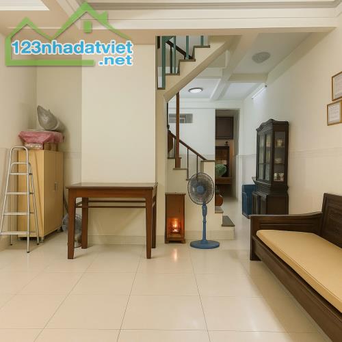 Hẻm Xe Hơi, Ngay Emart 2 Phan Huy Ích, 2 Tầng, Ngang Gần 6m, Chỉ 5 Tỉ Hơn - 1