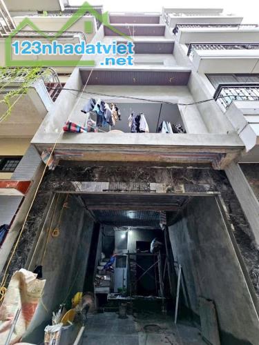 Siêu phẩm nhà đẹp. Thiết kế hiện đại ga ra Oto thông đỗ cửa chạy vòng quanh