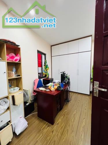 - cần bán nhà đẹp văn quán hà đông !32m xây 5 tầng giá hơn 4 tỷ! - vị trí Trung tâm, bán k