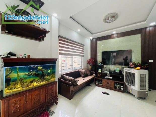 CẦN BÁN NHÀ 5 TẦNG LÔ GÓC GẦN MẶT ĐƯỜNG LỚN, MẶT TIỀN RỘNG,DT 34M, MT 5,79M, GIÁ 5TỶ.