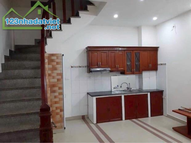 Cho thuê Phố Xã Đàn 5 tầng x 32m2, 3 ngủ, 4 vệ sinh, 12.5 Triệu