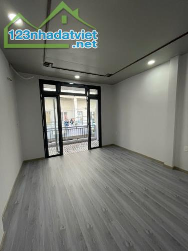 10 TỶ TL - HẺM ÔTÔ THÔNG QUẬN 10 - SÁT MẶT TIỀN ĐẠI HỌC KINH TẾ - DT 4*12M ĐÚC 3 TẤM ĐẸP - 1