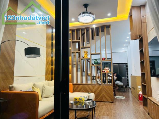 BÁN NHÀ LÔ GÓC - 3 THOÁNG - CÁCH GA TÀU ĐIỆN 50M - PHỐ HỒ TÙNG MẬU - 52M2 x 4 TẦNG - GIÁ H - 2