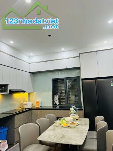 BÁN NHÀ LÔ GÓC - 3 THOÁNG - CÁCH GA TÀU ĐIỆN 50M - PHỐ HỒ TÙNG MẬU - 52M2 x 4 TẦNG - GIÁ H - 4