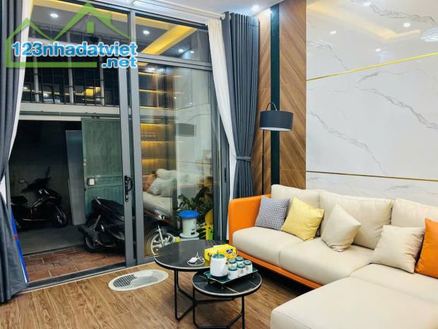 BÁN NHÀ LÔ GÓC - 3 THOÁNG - CÁCH GA TÀU ĐIỆN 50M - PHỐ HỒ TÙNG MẬU - 52M2 x 4 TẦNG - GIÁ H - 5