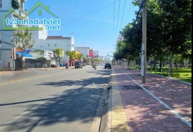 Cần bán 2 lô liền kề mặt tiền đường lớn Võ Văn Kiệt đối diện công viên gần siêu thị Lotte - 1