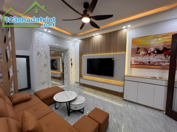 Nhà Hai Bà Trưng 40m2, Lô 8 căn chỉ còn 1 căn duy nhất, 5 tầng thang máy, khu dân trí cao