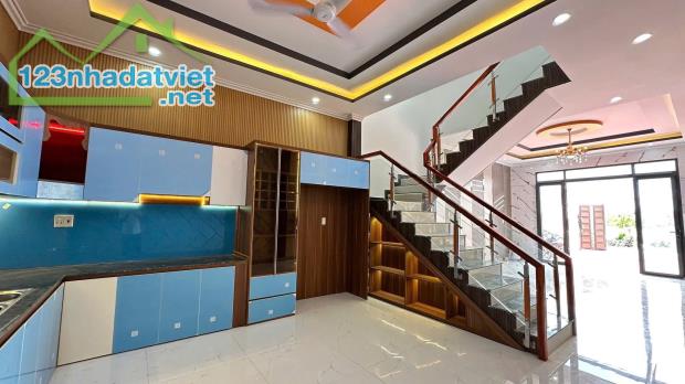 Nhà thiết kế hiện đại 5x35 có sân đậu ô tô ngay chợ Trung Thành SHR. - 2