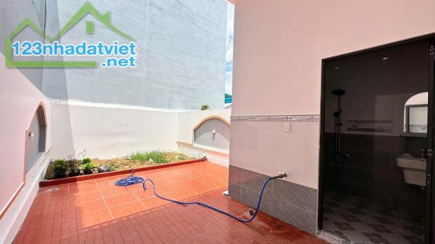 Nhà thiết kế hiện đại 5x35 có sân đậu ô tô ngay chợ Trung Thành SHR. - 1