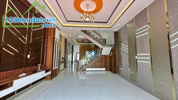 Nhà thiết kế hiện đại 5x35 có sân đậu ô tô ngay chợ Trung Thành SHR.
