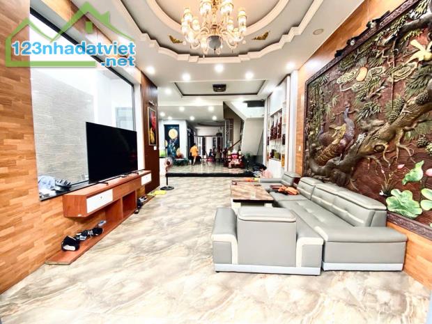 Bán nhà 4 tầng BTCT, 131m², nở hậu, Hẻm nhựa 8m có lề, 11.4 tỷ, Bình Tân