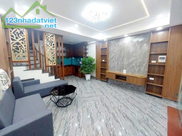 BÁN nhà giá 7.9 tỷ  tại Lĩnh Nam Hoàng Mai HN diện tích 33m2 x nhà 6 tầng x mặt tiền 4.1m - 5
