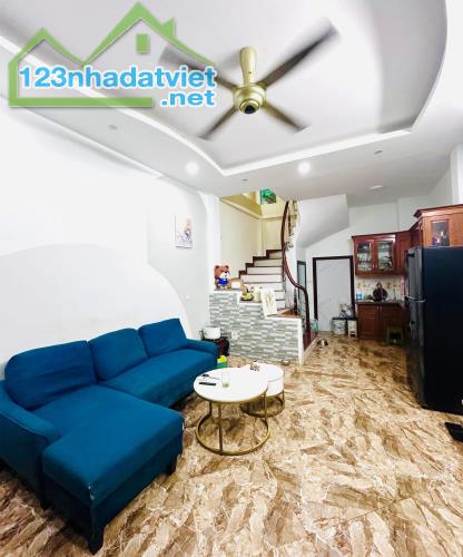 Cho thuê nhà ngõ 200 Vĩnh Hưng, 5 tầng x 42 m2, 3 ngủ khép kín, 12.5 Triệu - 1