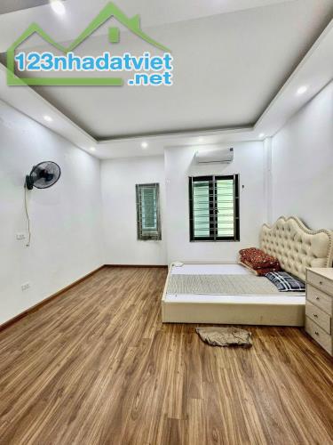 Bán Nhà Ngõ 1194 Đường Láng Nhà Đẹp DT 38m2 5 tầng MT 4.5m Giá 9.6 tỷ - 2