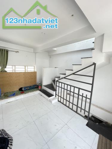 Cần bán gấp nhà gần chợ Bình Thành, 80m, gồm 2 căn, sổ hồng riêng, nhỉnh 2 tỷ, bao giá rẻ. - 1