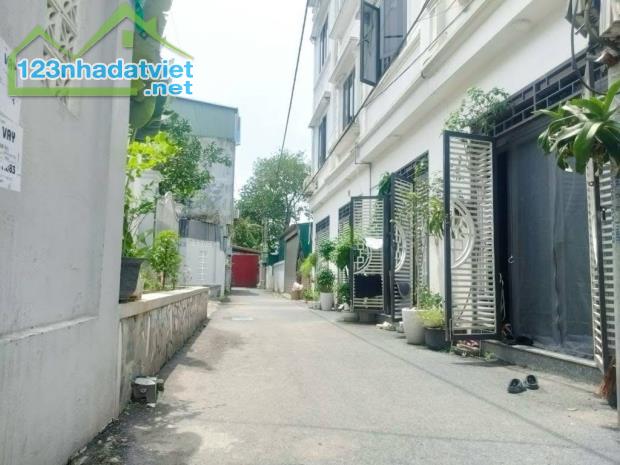 Hót 55m2 giá chỉ hơn 3 tỷ  đất vuông vắn trước nhà ô tô tránh 20 m ra đường 2 ô tô tải trá