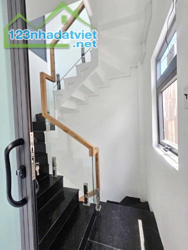 Nhà góc mới 3 tầng sát đường Nguyễn Duy P12Q8. Giá: 3.6 tỷ TL - 4